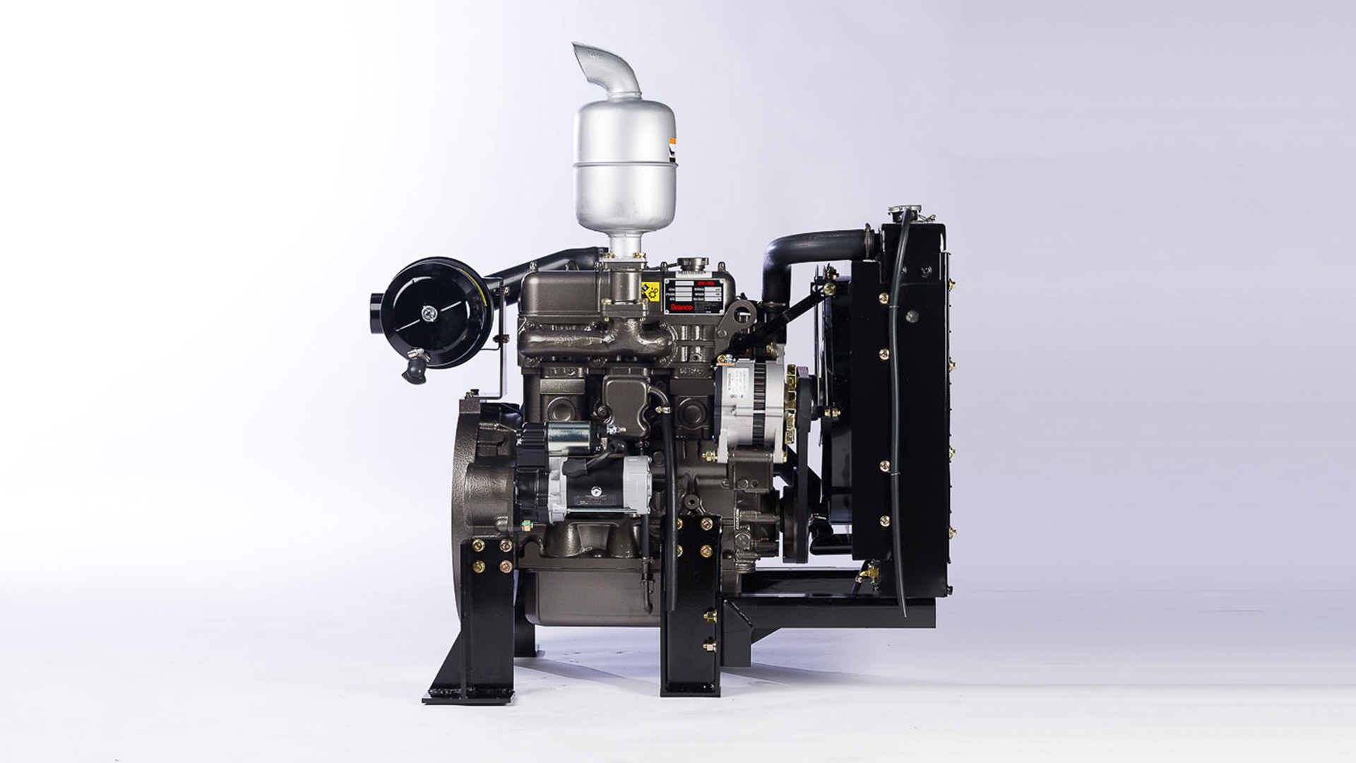 Motor fixado na base de ferro