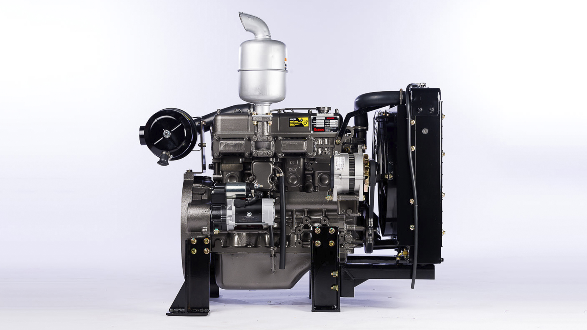 Motor fixado na base de ferro