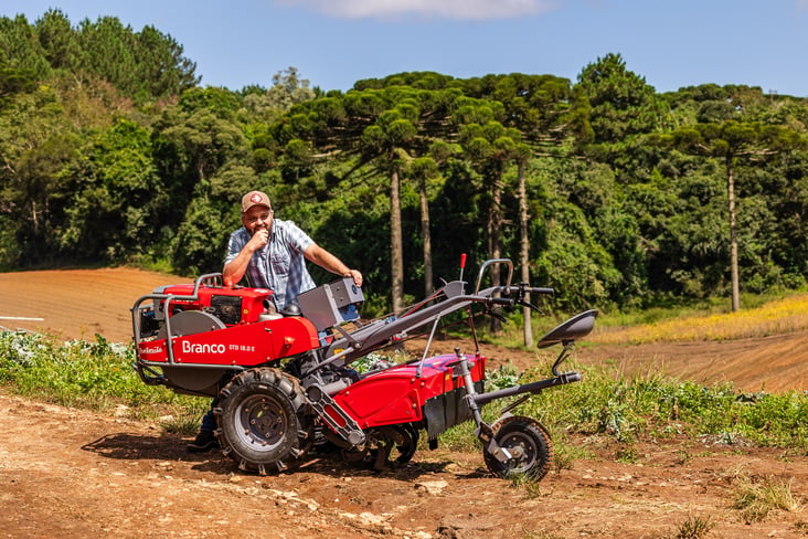 Tratorito Branco utilizado no preparo de uma área de cultivo 