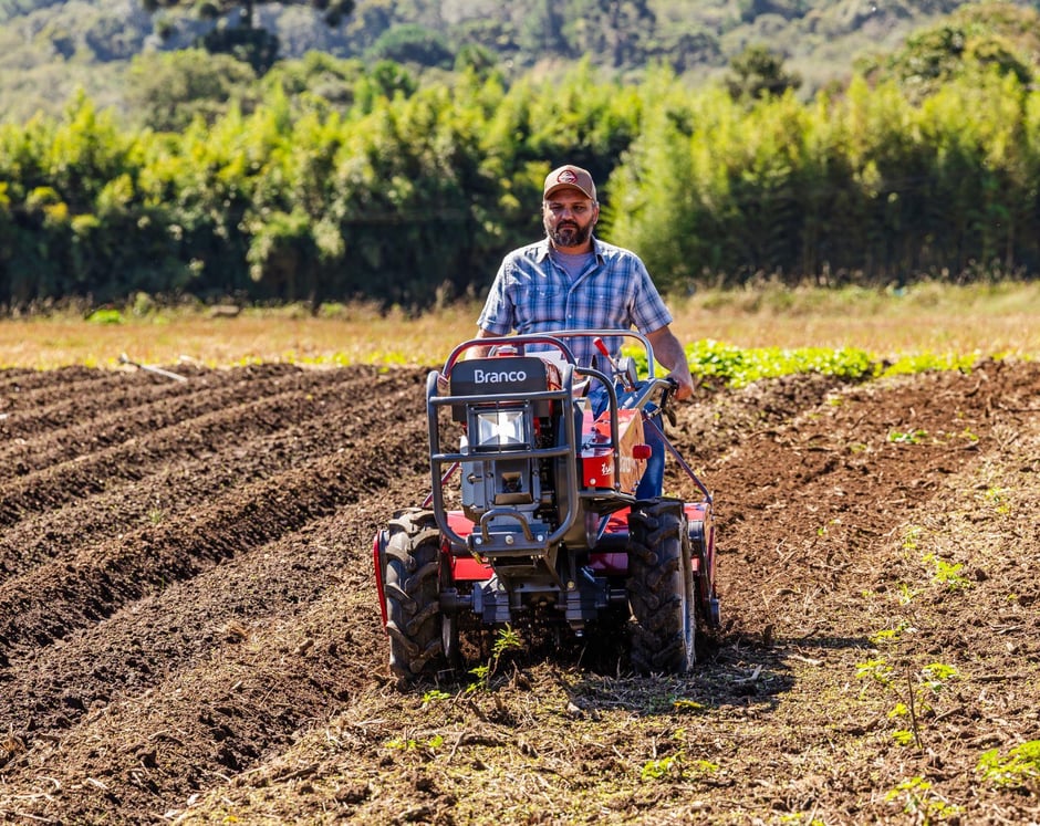 Dores nas costas? Como o Motocultivador substitui o esforço físico da enxada