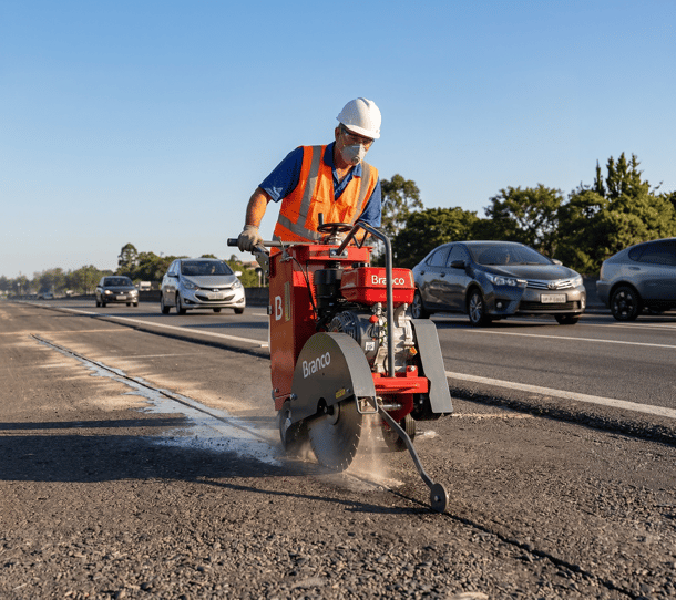 Cortadora de Piso BCP-500 da Branco cortando uma superfície 