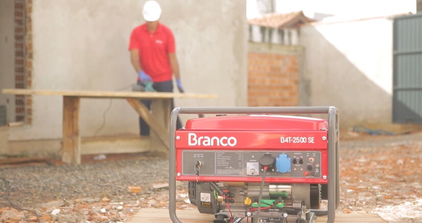 Gerador a gasolina B4T-2500 SE da Branco alimentando uma ferramenta em área externa