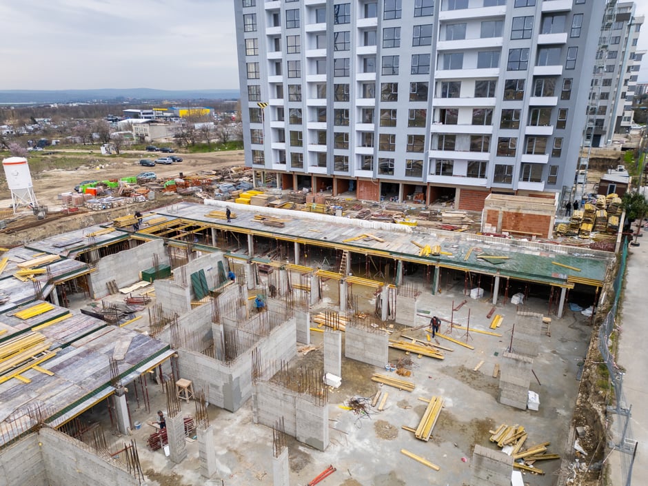 Canteiro de obras com diferentes etapas da construção civil em andamento